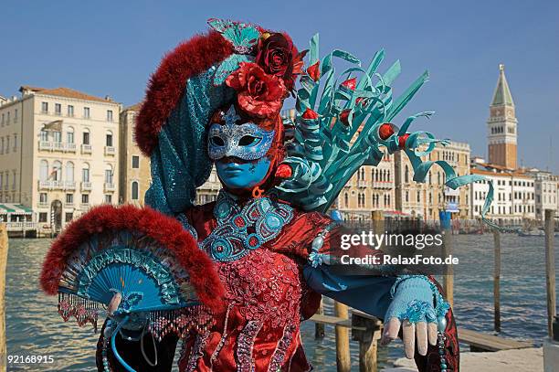 mulher com traje colorido com máscara de carnaval de veneza (xxl - venice carnival - fotografias e filmes do acervo