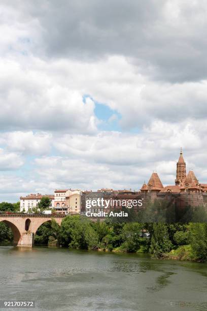 Montauban : overview of the Tarn river and the Old Bridge . On the right, the Ingres Museum, monument registered as a National Historic Landmark .