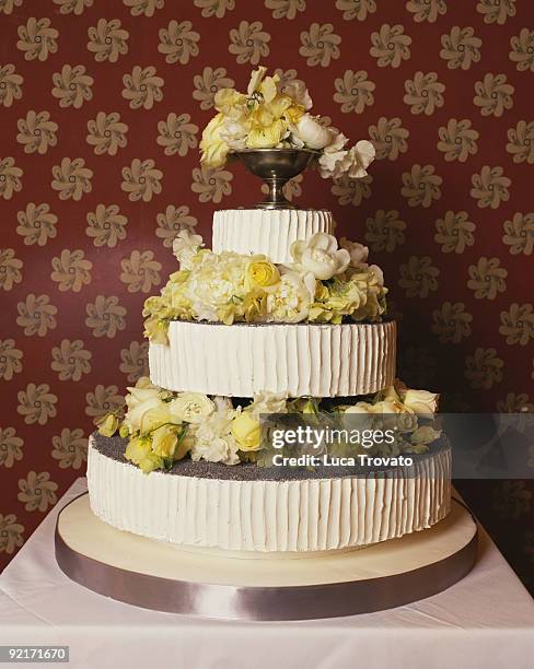 tiered cake with roses - cake tier stock pictures, royalty-free photos & images