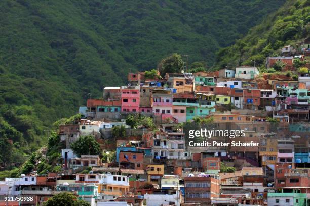 houses on mountain against sky - venezuela stockfoto's en -beelden