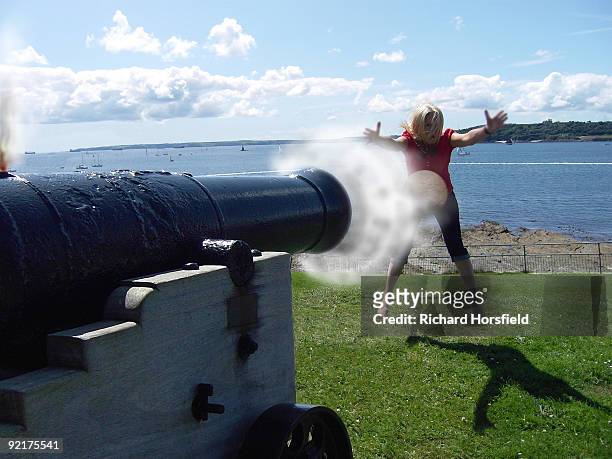 dont play with cannons - kanon stockfoto's en -beelden