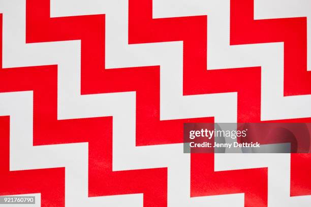 red and white chevron pattern - zickzack stock-fotos und bilder