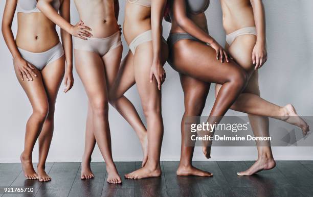 el cuerpo femenino es hermoso no importa la figura - only women fotografías e imágenes de stock