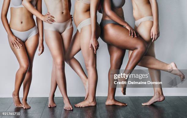 het vrouwelijk lichaam is mooi ongeacht de figuur - female model stockfoto's en -beelden