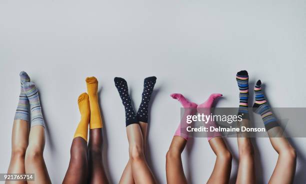 spaß und funky socken - beautiful legs and feet stock-fotos und bilder