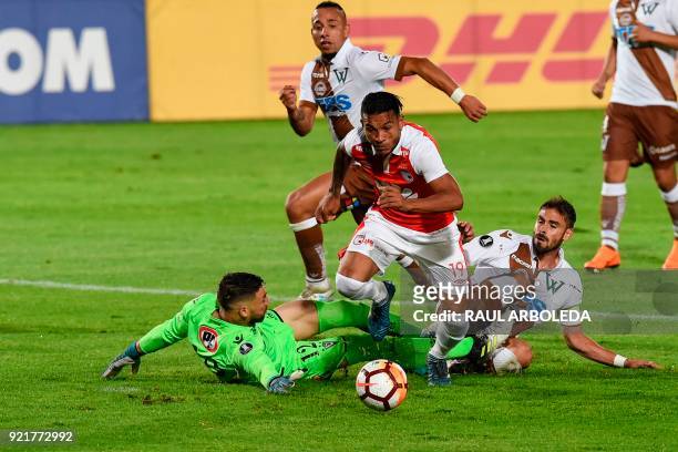 Colombia's Independiente Santa Fe forward Wilson Morelo controls the ball between Chile's Santiago Wanderers goalkeeper Mauricio Viana and...