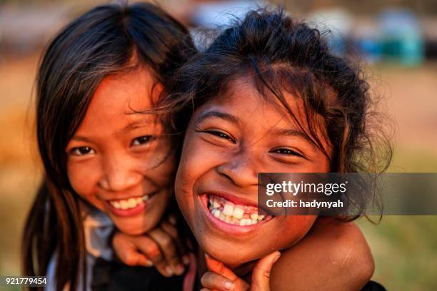 glada kambodjanska tjejer nära tonle sap, kambodja - kambodjanskt ursprung bildbanksfoton och bilder