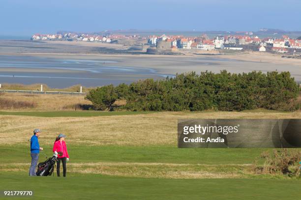 Wimereux : couple on the golf course, with the 'cote d'Opale' coast in the background.