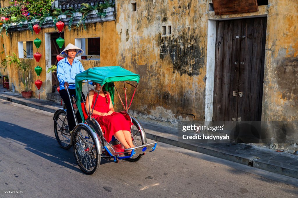 Vietnamita de ciclo-riquixá em cidade velha em Hoi uma cidade, Vietnã