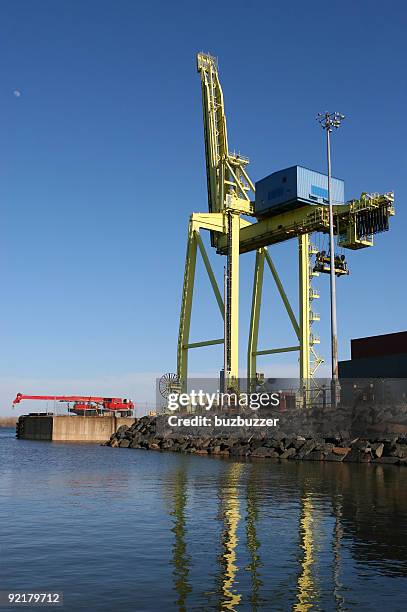large heavy duty port crane - buzbuzzer stock pictures, royalty-free photos & images