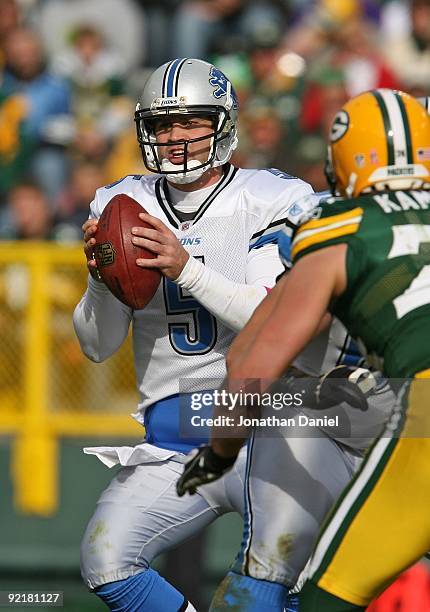 Drew Stanton of the Detroit Lions drops back to pass in the 4th quarter against the Green Bay Packers at Lambeau Field on October 18, 2009 in Green...