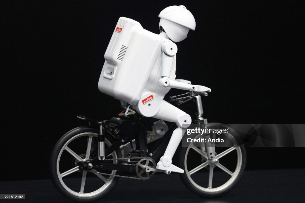 Bicyclist robot Murata Seisaku-kun.