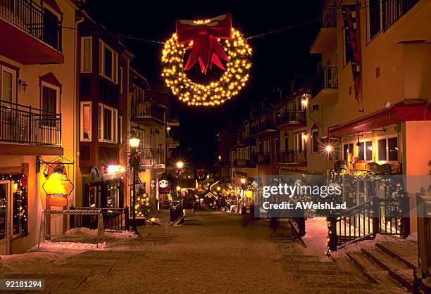 station de ski du mont tremblant à la soirée de noël - mont tremblant photos et images de collection