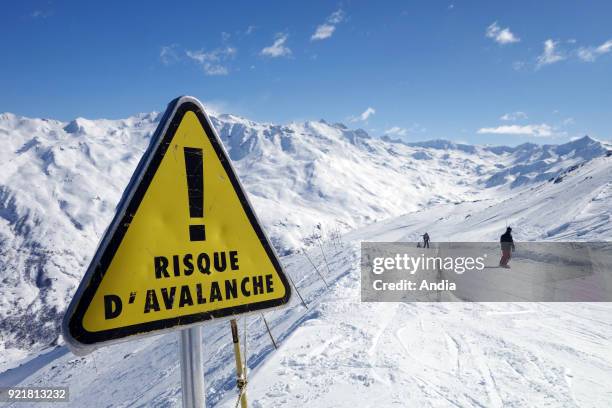 Sign 'risk of avalanche' in the ski resort of Valloire .
