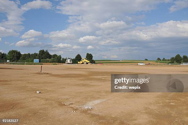 nuevo sitio de construcción vacío farmland refiere a tierra - land fotografías e imágenes de stock