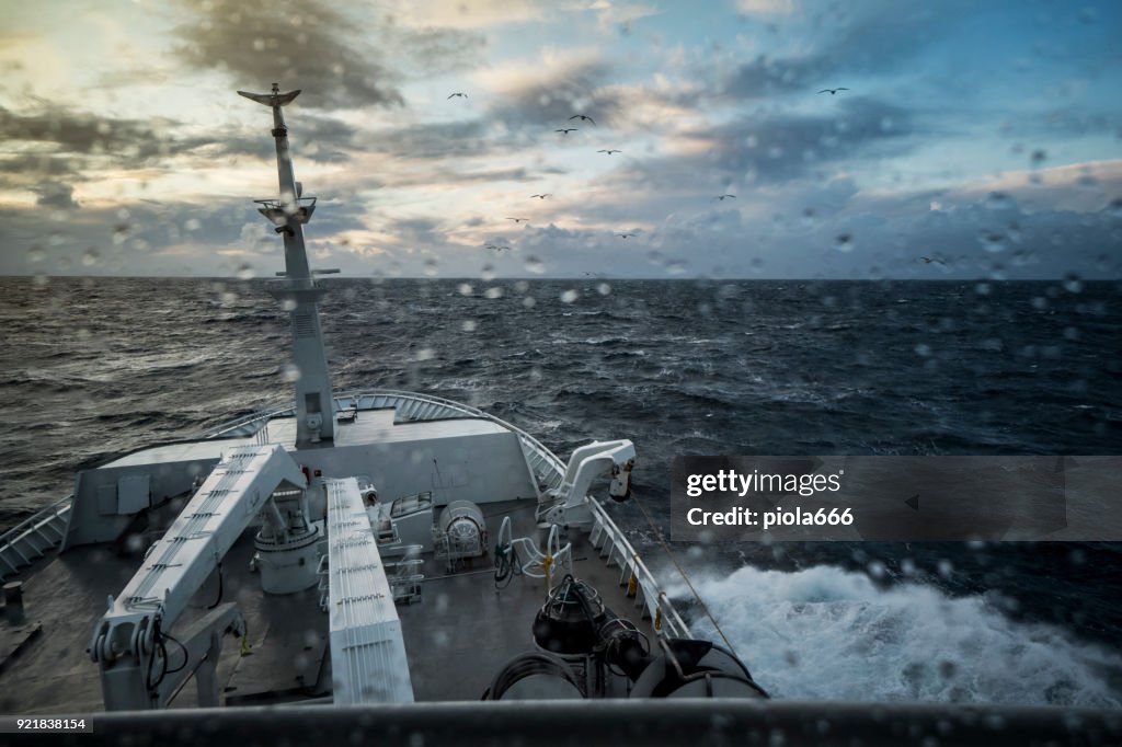 Depuis le pont d’un bateau de pêche dans une mer orageuse