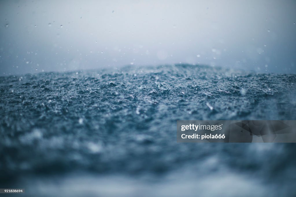 Ruwe zee en regen druppels