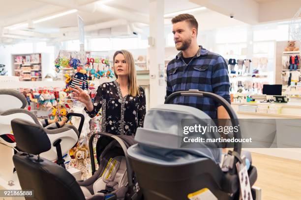 servicio al cliente para hombre ahopping en una tienda de niños. - productos para bebé fotografías e imágenes de stock