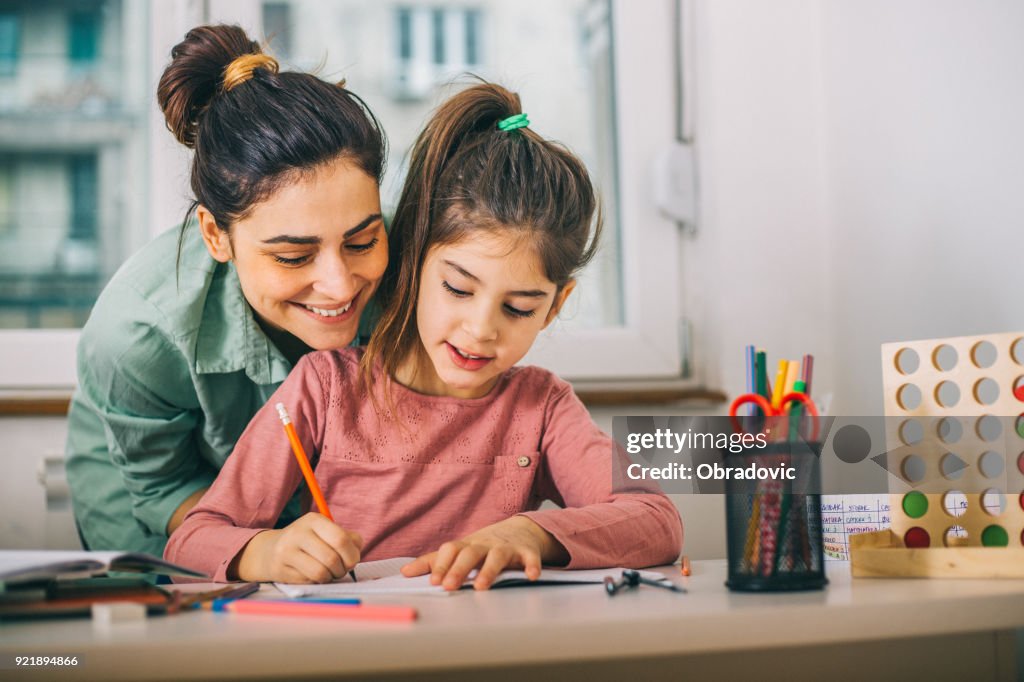 Mère aider sa fille pour étudier