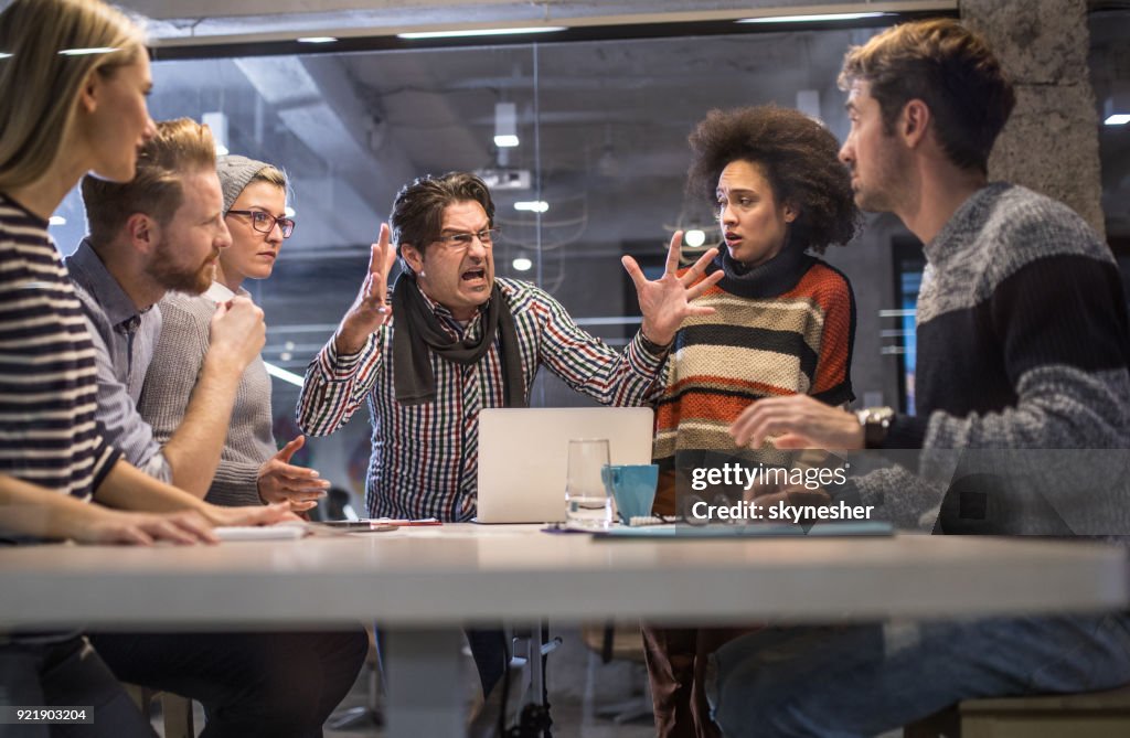 Woedend baas schreeuwen bij zijn team op een vergadering in het kantoor.