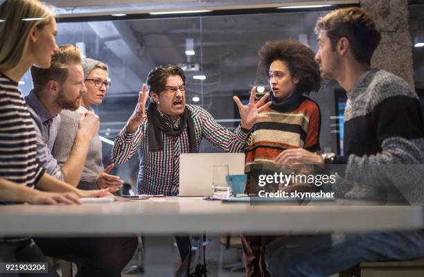 chefe furioso gritando com sua equipe em uma reunião no escritório. - mandona - fotografias e filmes do acervo
