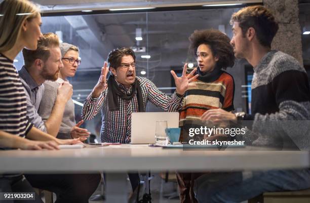 chefe furioso gritando com sua equipe em uma reunião no escritório. - furious - fotografias e filmes do acervo