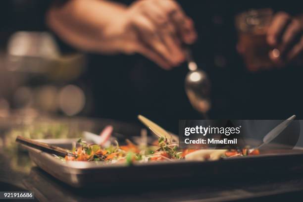 chef-kok op het werk. traiteur in commerciële keuken koken - deli stockfoto's en -beelden