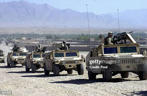 Cool Humvee Us Army Humvees Stock-Fotos und Bilder - Getty Images