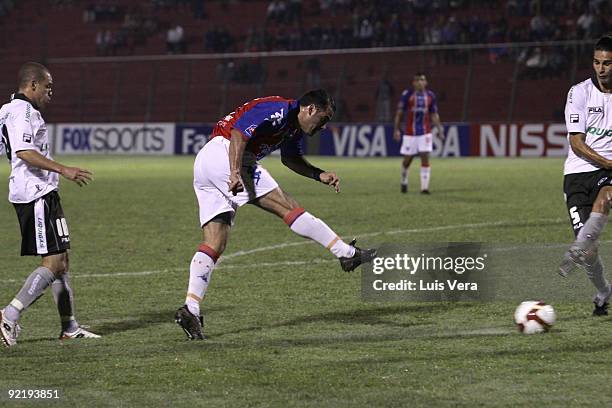 Brazil's Botafogo Diego and Leandro fight for the ball with Paraguay's Cerro Porteno Cesar ramirez during their match as part of the 2009 Copa...