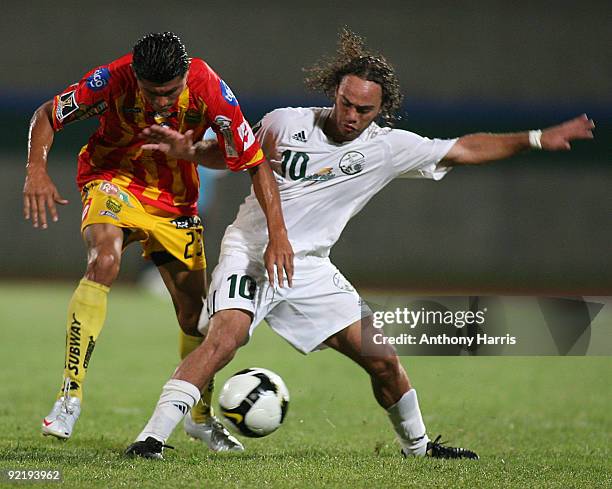Jonathan Fana Farias of Trinidad and Tobago's W Connection vies for the ball with Edder Gerardo Delgado of Honduras' Real Espana during their...