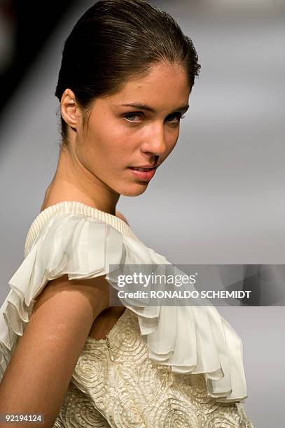 Model displays a creation by Mexican designer Louis Verdad during the Mercedes Benz Fashion Week in Mexico City on October 21, 2009. AFP...