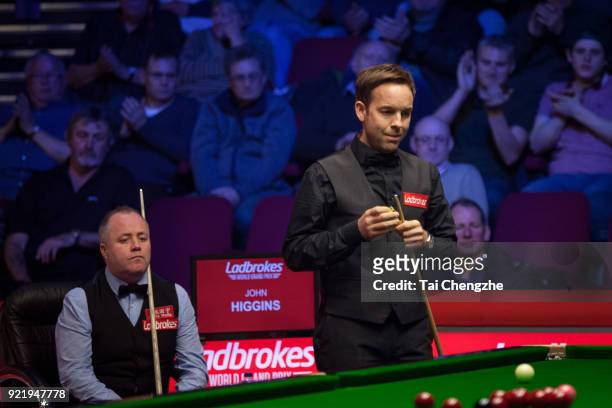 Ali Carter of England chalks the cue during his first round match against John Higgins of Scotland on day two of 2018 Ladbrokes World Grand Prix at...
