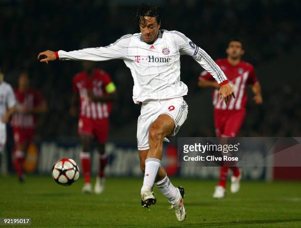 Luca Toni of FC Bayern Muenchen in action during the UEFA Champions League Group A match between Bordeaux and FC Bayern Muenchen at the Stade...