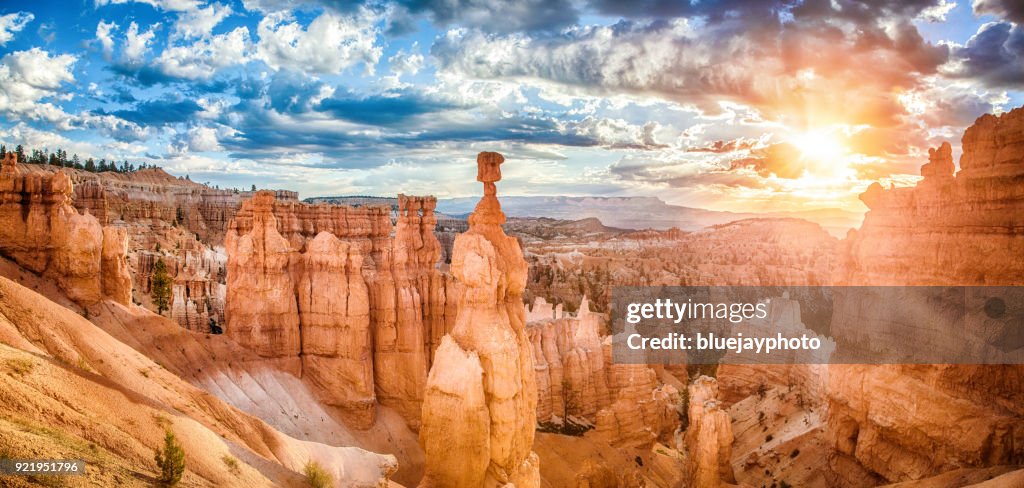 Bryce Canyon Nationalpark bei Sonnenaufgang mit dramatischer Himmel, Utah, USA