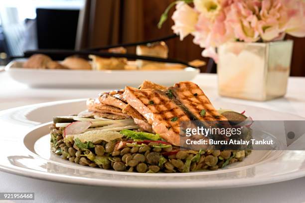 grilled salmon steaks with lentil salad - insalata - fotografias e filmes do acervo