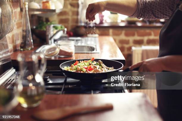 het koken van groenten, stap zeven, kruiden - salt seasoning stockfoto's en -beelden