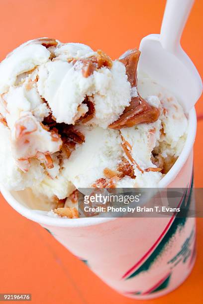 peanut butter curl ice cream - ricciolo di burro foto e immagini stock