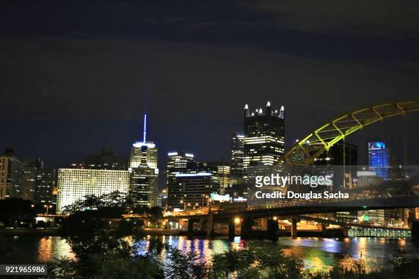 downtown city skyline at night, pittsburgh, pennsylvania, usa - rivière allegheny photos et images de collection