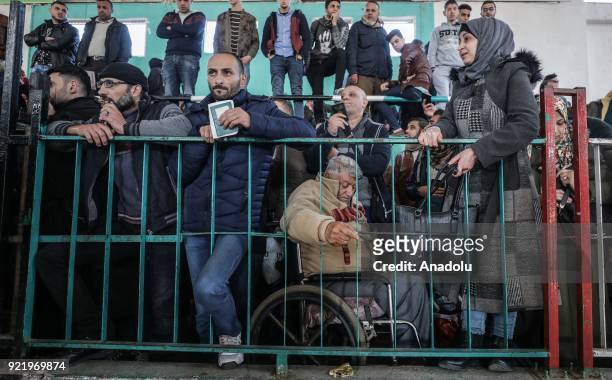 Palestinians wait to get in buses to cross into Egypt in Khan Yunis, Gaza Strip on February 21, 2018 after Egyptian authorities reopened the Rafah...