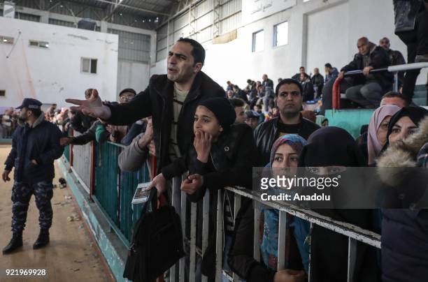 Palestinians wait to get in buses to cross into Egypt in Khan Yunis, Gaza Strip on February 21, 2018 after Egyptian authorities reopened the Rafah...