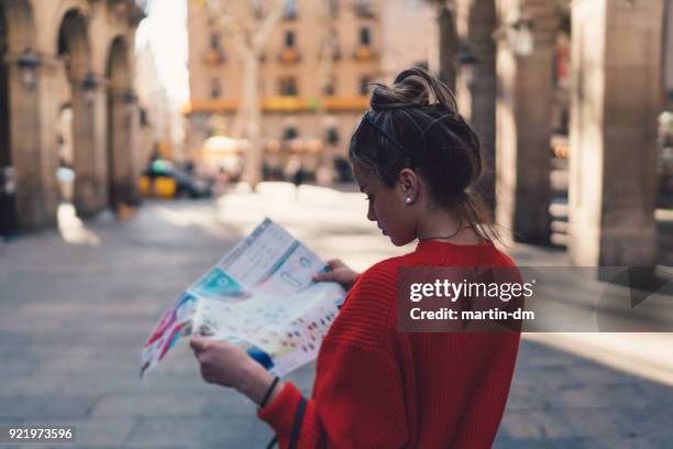 viajero leyendo un mapa de barcelona - cataluña mapa fotografías e imágenes de stock