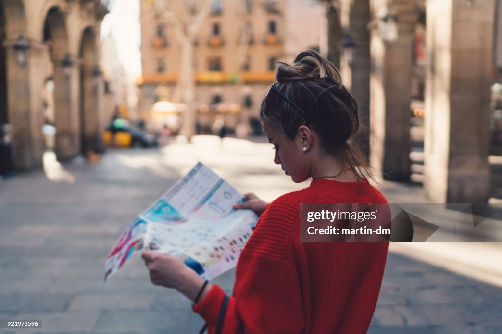 Traveler läsa kartan i Barcelona