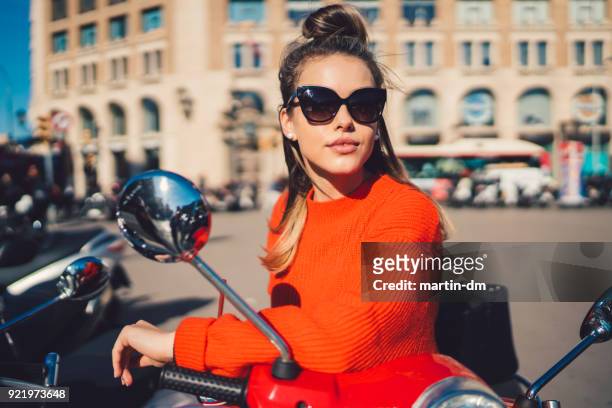 tourist exploring barcelona on motor scooter - sunglasses imagens e fotografias de stock
