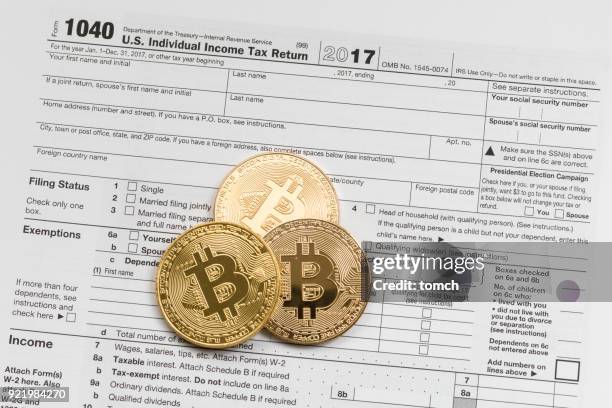 3 bitcoins 米国個人所得税申告 - tax return ストックフォトと画像