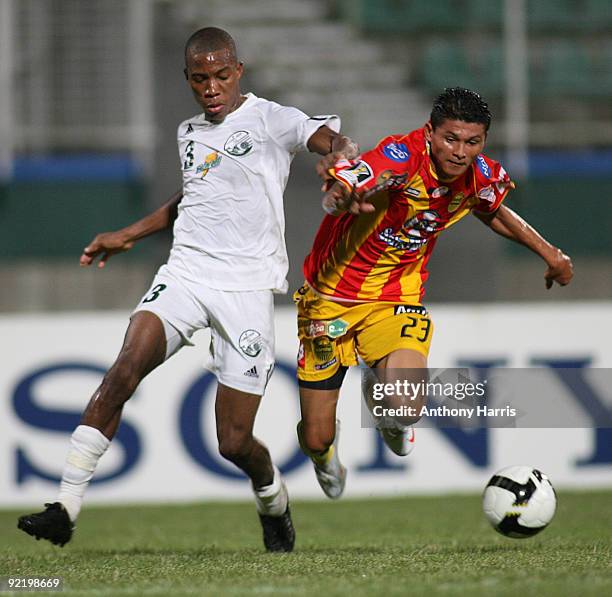 Ken Cupid of Trinidad and Tobago's W Connection vies for the ball with Edder Gerardo Delgado of Honduras' Real Espana during their Concacaf Champions...
