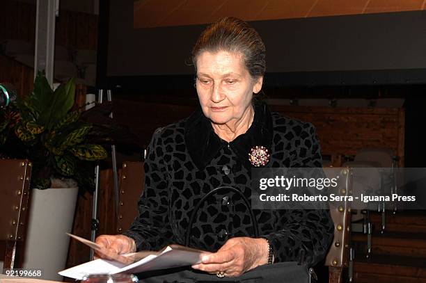 Simone Veil receives the Sigillum Magnum of the University of Bologna by the Magnifico Rettore Pier Ugo Calzolari at aula magna of Santa Lucia on...