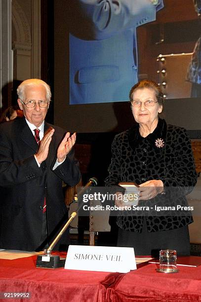 Simone Veil receives the Sigillum Magnum of the University of Bologna by the Magnifico Rettore Pier Ugo Calzolari at aula magna of Santa Lucia on...