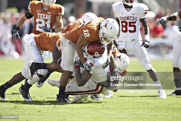 Texas Earl Thomas and defense in action during tackle by Oklahoma DeMarco Murray . Dallas, TX CREDIT: Damian Strohmeyer