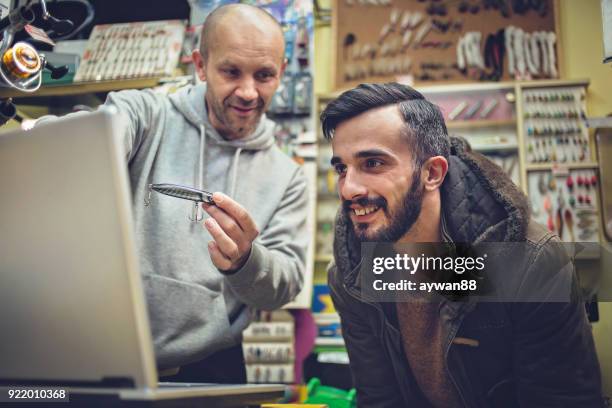 man visaas kopen - viswinkel stockfoto's en -beelden