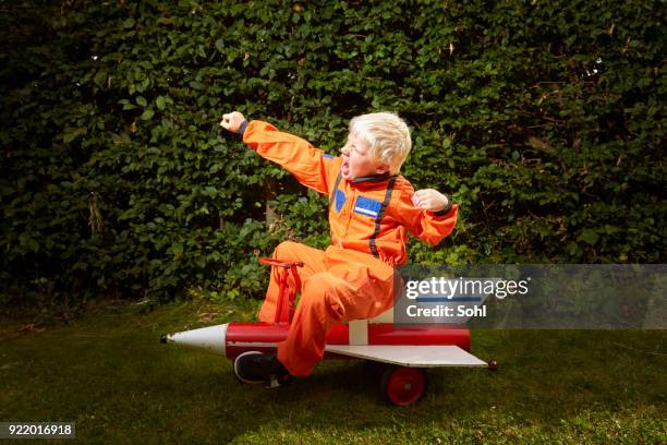 raket jongen - astronaut kid stockfoto's en -beelden